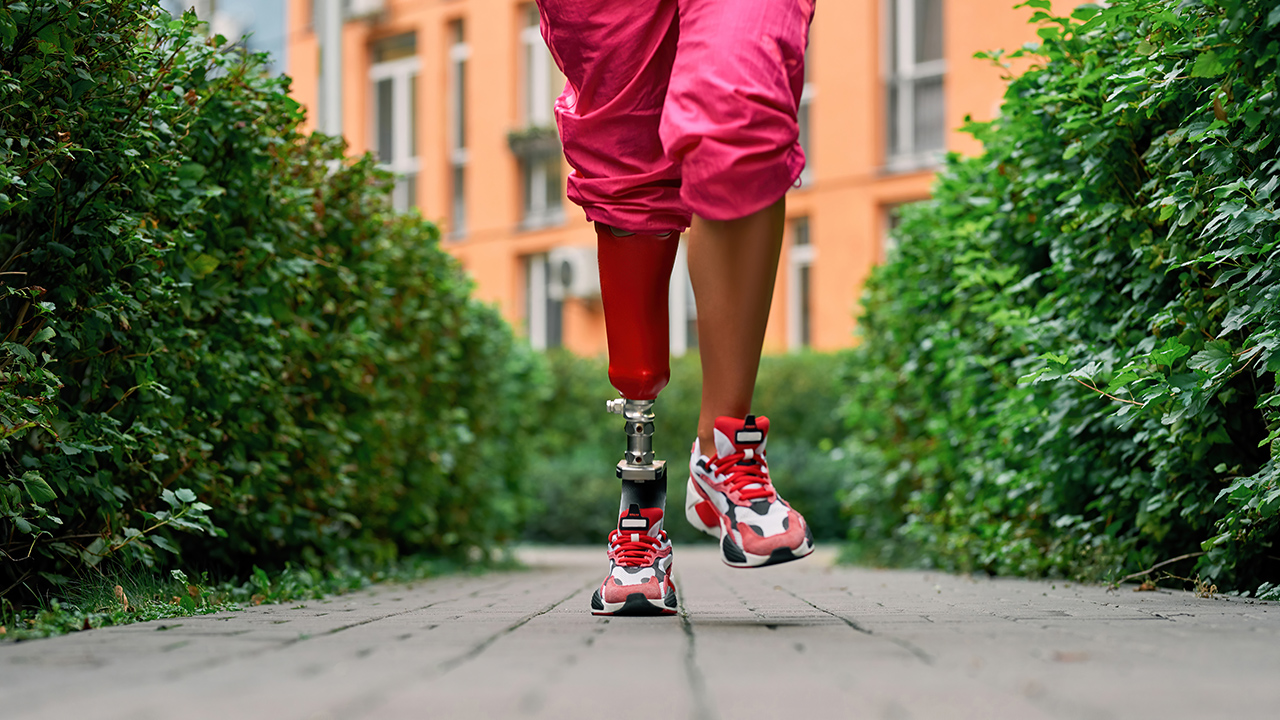 guy running with prosthetic leg